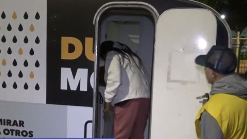 "Baño móvil": Una ducha caliente, un plato de comida y un abrazo que cambia vidas