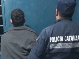 Vio a la policía, se despojó de elementos robados y escapó