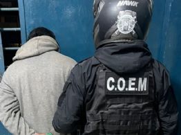 Entró a una obra en construcción y robó dos baldes