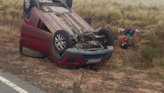 Cinco personas resultaron heridas tras un violento vuelco de un automóvil