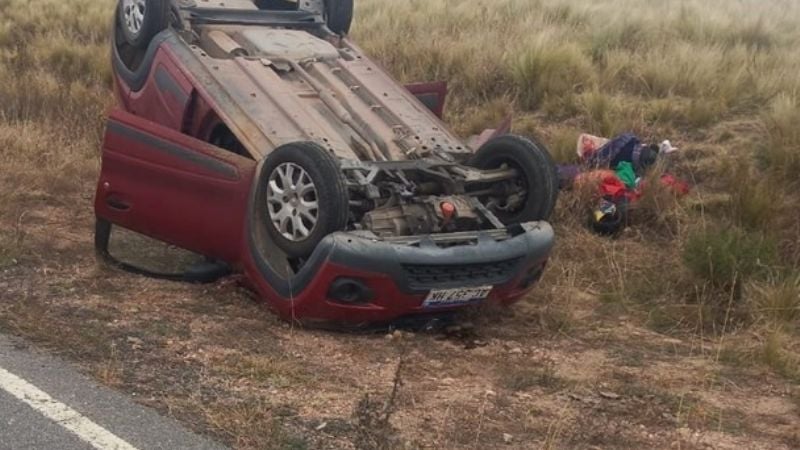 Cinco personas resultaron heridas tras un violento vuelco de un automóvil