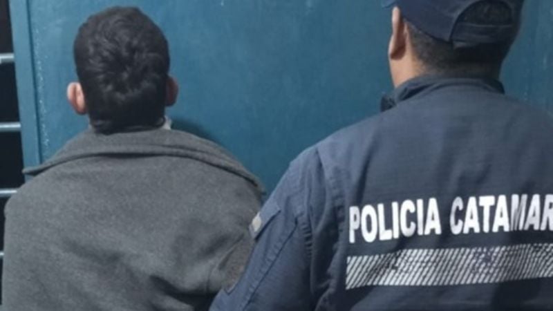 Vio a la policía, se despojó de elementos robados y escapó