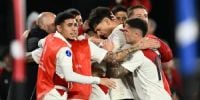TODO RIVER se agolpa sobre Salas, quien tras errar un penal, después abrió el marcador para el 