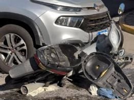 Brutal choque entre una camioneta y una moto dejó a un joven hospitalizado