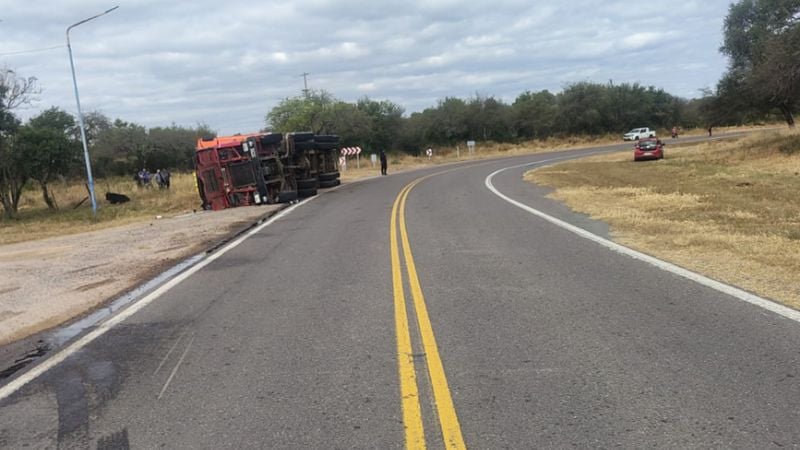 Volcó un camión en la Ruta Nacional 64
