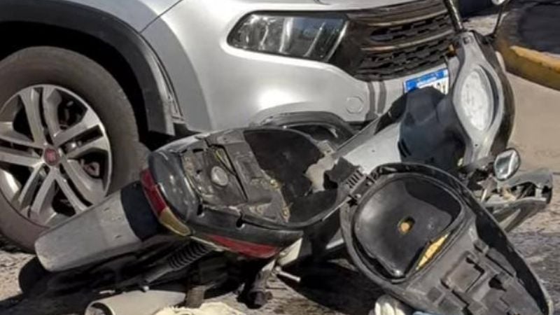 Brutal choque entre una camioneta y una moto dejó a un joven hospitalizado