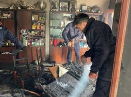 Policías sofocaron un incendio y asistieron a dos menores