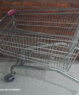 Demoran a tres adolescentes con un carro de supermercado