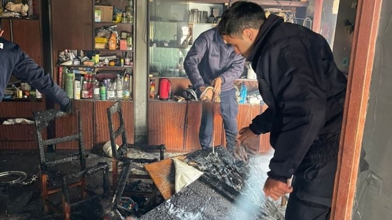 Policías sofocaron un incendio y asistieron a dos menores