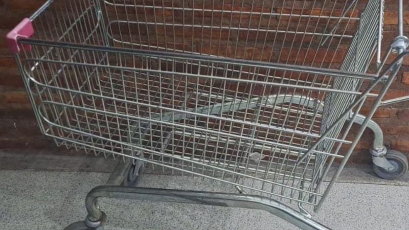 Demoran a tres adolescentes con un carro de supermercado