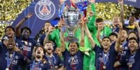 EL BRASILEÑO Marquinho, capitán del equipo, levanta la orejona del bicampeonato del PSG en la Champions League.