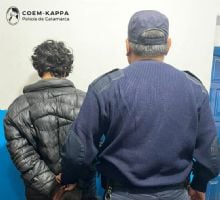 Lo encontraron sobre el techo de una casa y terminó detenido por la Policía
