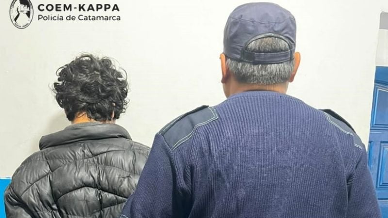 Lo encontraron sobre el techo de una casa y terminó detenido por la Policía