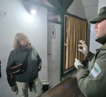 Un perro detector descubrió más de 2 kilos de cocaína ocultos en una valija