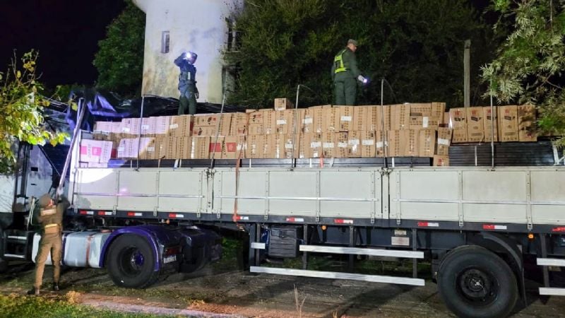Declaró que llevaba perfiles metálicos, pero escondía casi 150 mil atados de cigarrillos ilegales
