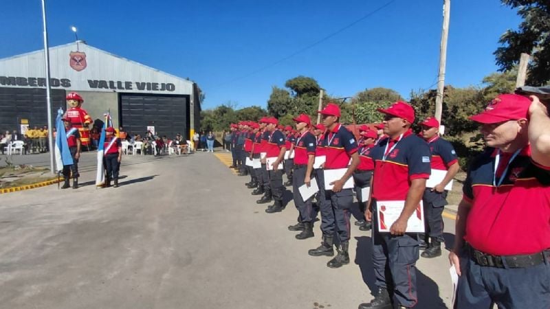 Valle Viejo celebró el egreso de nuevos bomberos voluntarios y la puesta en valor del cuartel chacarero