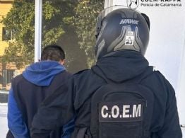 Circulaba a toda velocidad en la moto, lo pararon, y descubrieron que el rodado era robado