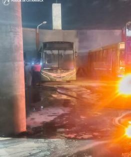 Se incendió un colectivo en un taller de la Capital