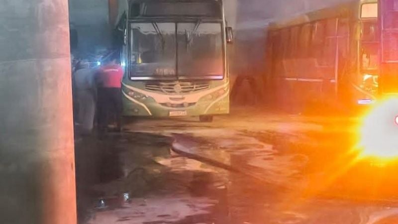 Se incendió un colectivo en un taller de la Capital