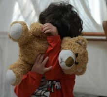 Tristísimo: niño quiere "irse al cielo" porque en su casa lo obligan a beber vino