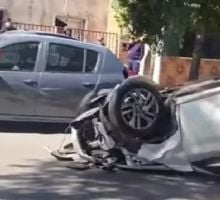 Conductor chocó contra un auto estacionado y terminó volcando