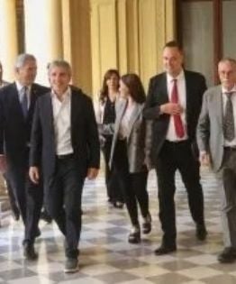 Milei reúne al Gabinete en plena interna y la tensión del caso Adorni