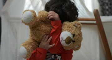 Tristísimo: niño quiere "irse al cielo" porque en su casa lo obligan a beber vino