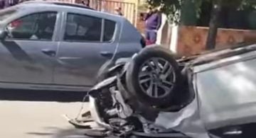 Conductor chocó contra un auto estacionado y terminó volcando