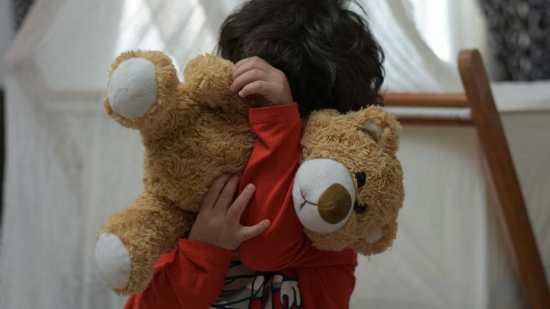 Tristísimo: niño quiere "irse al cielo" porque en su casa lo obligan a beber vino