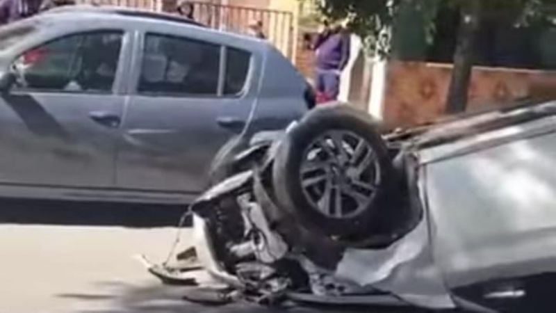 Conductor chocó contra un auto estacionado y terminó volcando
