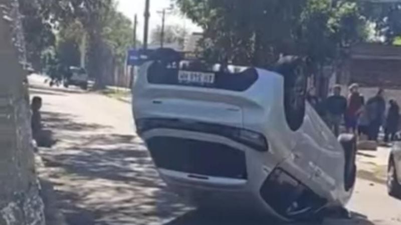 Conductor chocó contra un auto estacionado y terminó volcando