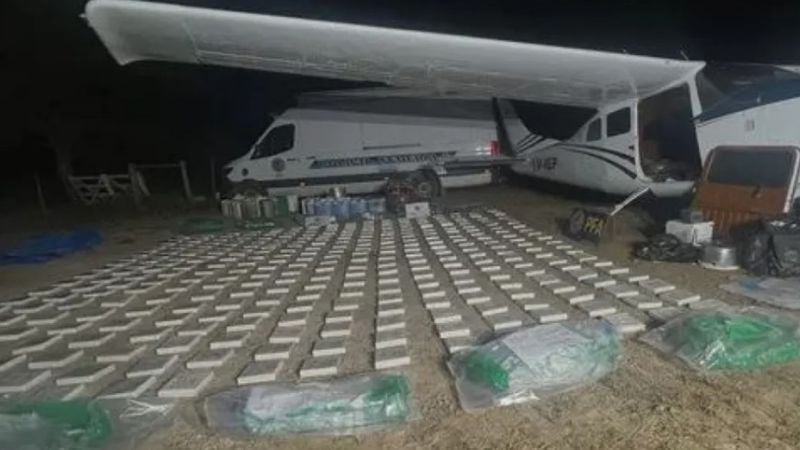Duro golpe al narcotráfico: secuestraron 442 kilos de cocaína de una avioneta