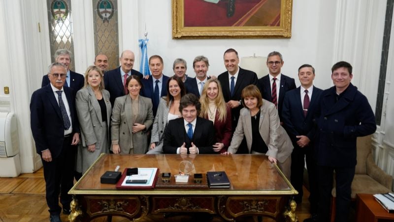 Milei respaldó una vez más a Adorni: “No lo voy a ejecutar para ganar una elección”