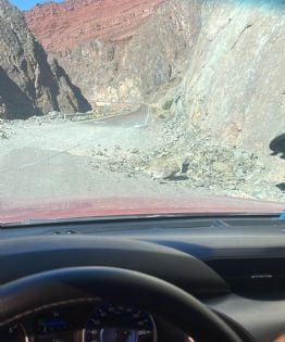 Precaución en Quebrada Las Angosturas por desprendimientos sobre la calzada