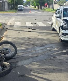 Motociclista herido tras chocar con un taxi en el norte de la Capital