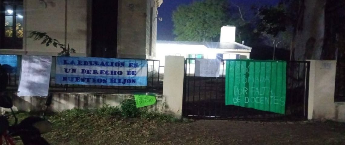 Padres toman una escuela en Las Cañas por falta de docentes