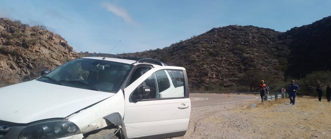 Se pasó en la curva y chocó contra el guardarrail