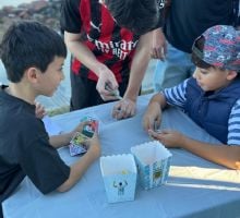 Furor en el Parque de los Vientos por el intercambio de figuritas del Mundial