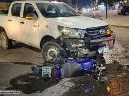 Violento choque entre una camioneta y una moto: un adolescente terminó herido