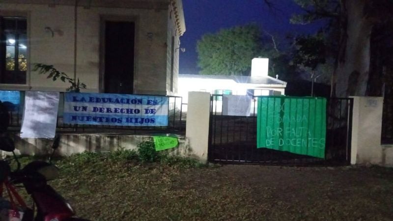 Padres toman una escuela en Las Cañas por falta de docentes