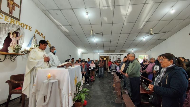 El padre Carlos Bazán celebró si primera Misa en el Oratorio Divino Niño Jesús