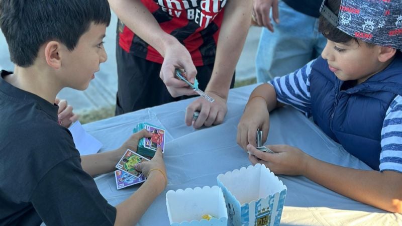 Furor en el Parque de los Vientos por el intercambio de figuritas del Mundial