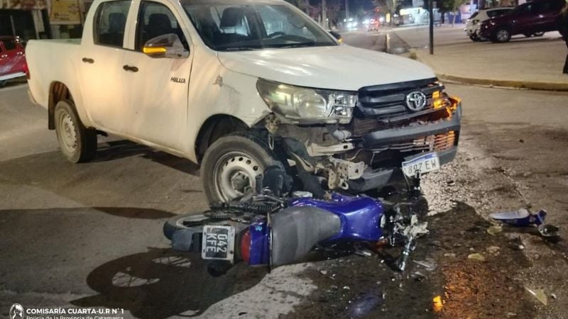 Violento choque entre una camioneta y una moto: un adolescente terminó herido