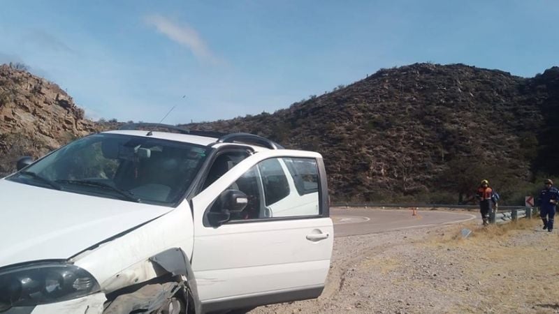 Se pasó en la curva y chocó contra el guardarrail