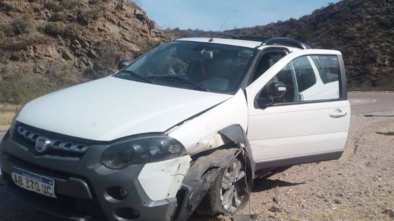 Se pasó en la curva y chocó contra el guardarrail