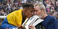 Sebastián Villa y Daniel Vila besando la Copa Argentina. 