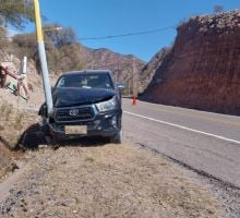 Chocó contra un poste de luz en la Ruta 40