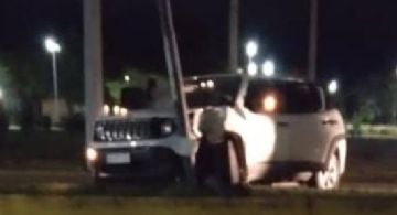 Impactó la Jeep Renegade contra un poste de luz