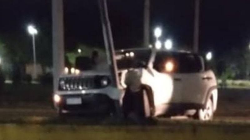 Impactó la Jeep Renegade contra un poste de luz