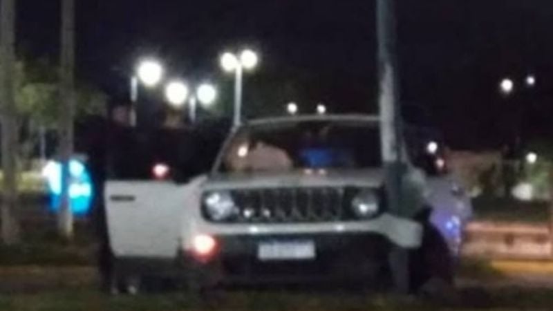 Impactó la Jeep Renegade contra un poste de luz